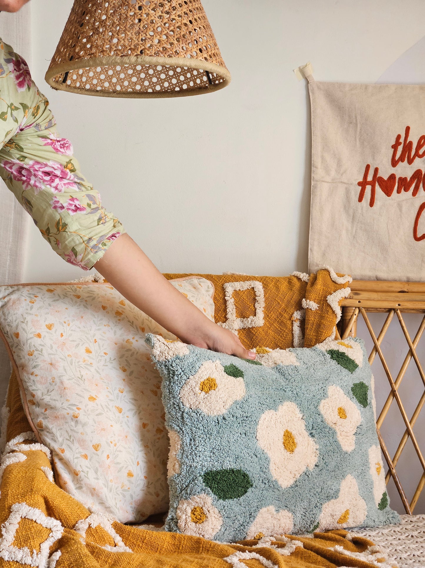 Daisies tufted Pillow Cover